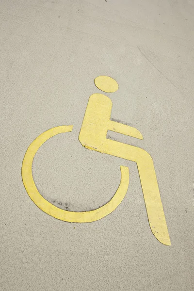 Gelbes rollstuhlfahrer simgesi — Stok fotoğraf