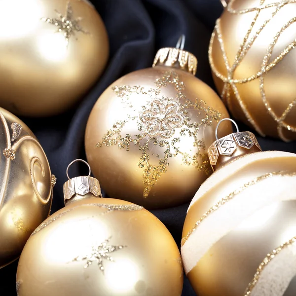 Weihnachten winter kugel weihnachtsbaum seide samt stoff gold — Stock Photo, Image