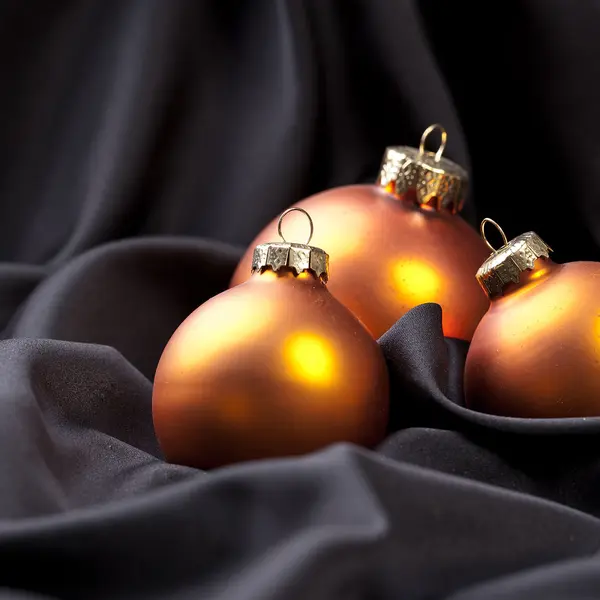 Weihnachten winter kugel weihnachtsbaum seide samt stoff gold — Stock Photo, Image