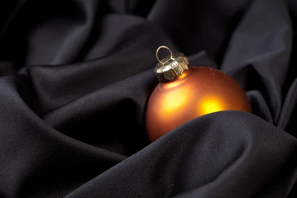 Weihnachten vintern kugel weihnachtsbaum seide samt stoff guld — Stockfoto