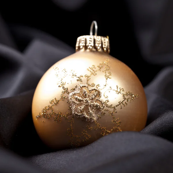 Weihnachten kış kugel weihnachtsbaum seide samt stoff altın — Stok fotoğraf