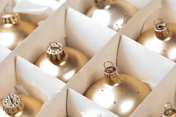 Vánoční zimní kugel weihnachtsbaum karton paket zlato — Stock fotografie