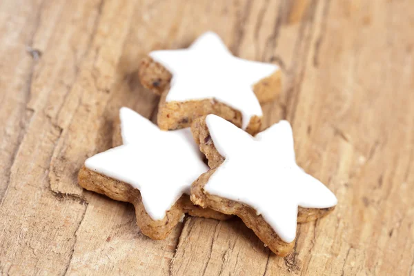 Zimtsterne holz essen backwaren lkekse plätzchen advent — Stock Photo, Image