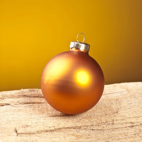 Weihnachten winter kugel weihnachtsbaum schnee gold holz — Stock Photo, Image