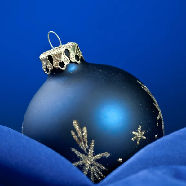 Weihnachten winter kugel weihnachtsbaum seide samt stoff Blau — Stock Photo, Image