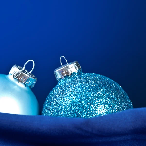 Bella winter kugel weihnachtsbaum seide samt stoff Blau — Stockfoto