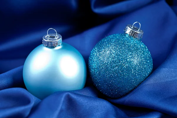 Vánoční zimní kugel weihnachtsbaum seide samt stoff blau — Stock fotografie