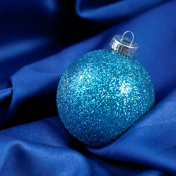 Weihnachten winter kugel weihnachtsbaum seide samt stoff Blau — Stock Photo, Image