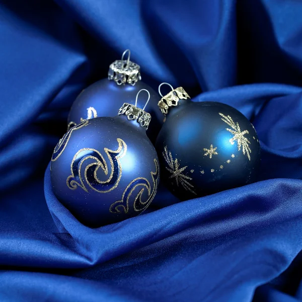 Weihnachten kış kugel weihnachtsbaum seide samt stoff blau — Stok fotoğraf