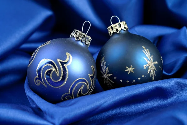 Weihnachten vintern kugel weihnachtsbaum seide samt stoff blau — Stockfoto