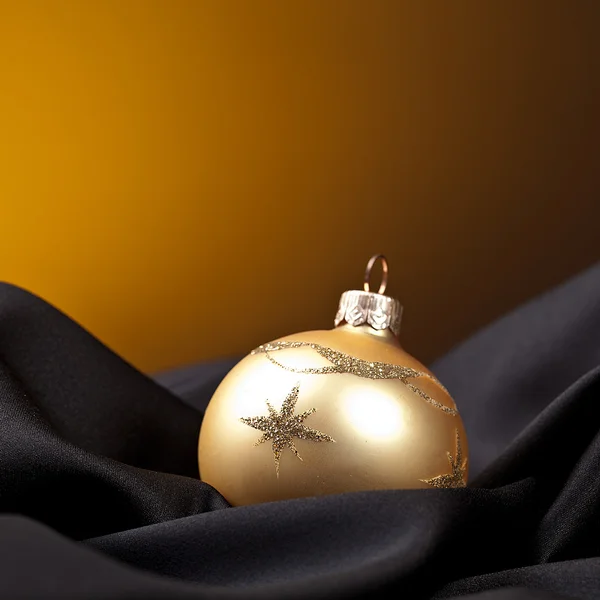Weihnachten vintern kugel weihnachtsbaum seide samt stoff guld — Stockfoto