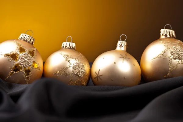 Weihnachten vintern kugel weihnachtsbaum seide samt stoff guld — Stock fotografie