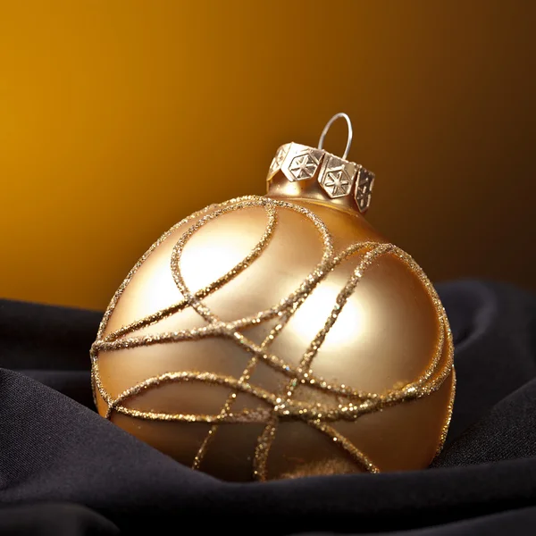 Weihnachten winter kugel weihnachtsbaum seide samt stoff goud — Stockfoto