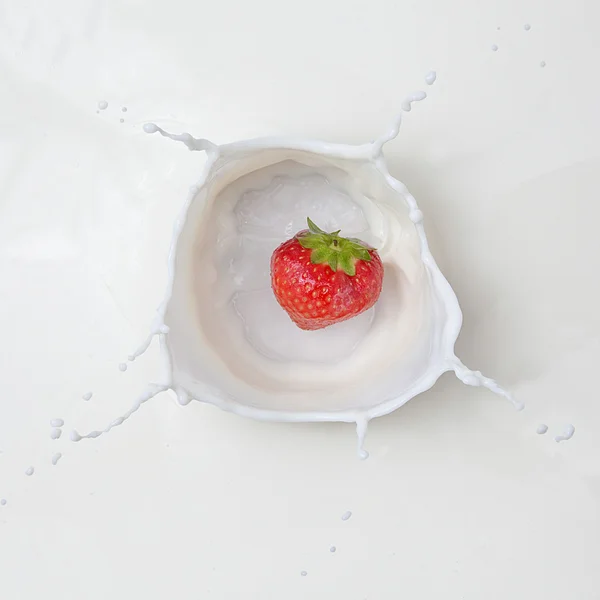 Erdbeere mit milch platsch — Stockfoto