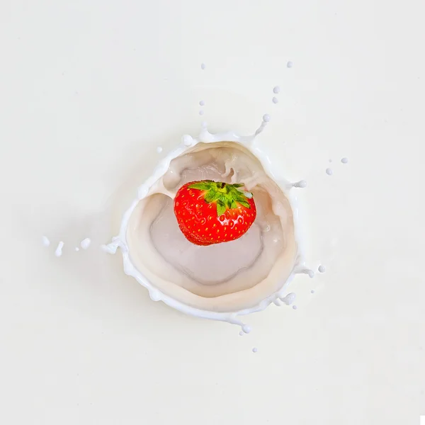 Erdbeere mit milch platsch — Stockfoto
