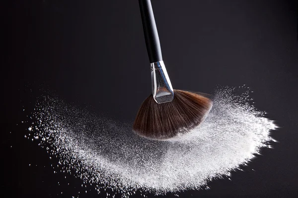 Pinsel puder manicure kosmetikerin make-up schminken — Stockfoto