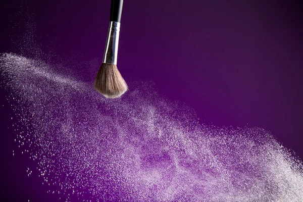 Pinsel puder manucure kosmetikerin maquillage schminken — Photo