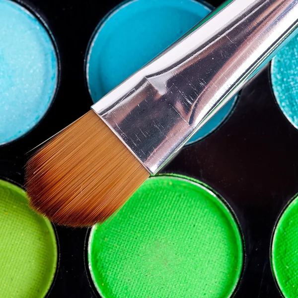 Pinsel puder palet kosmetikerin make-up schminken — Stockfoto