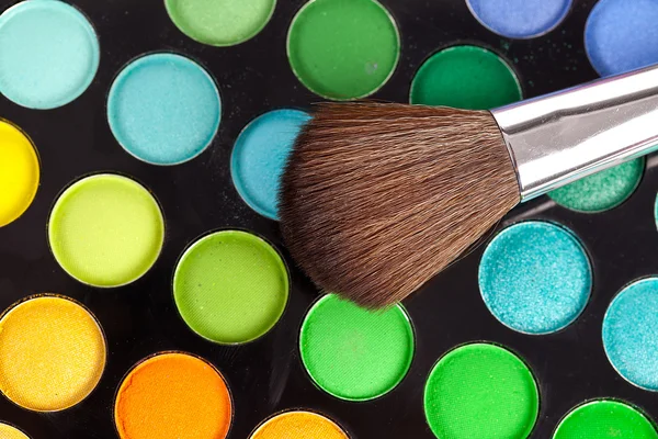 Pinsel para paleta kosmetikerin compõem schminken — Fotografia de Stock