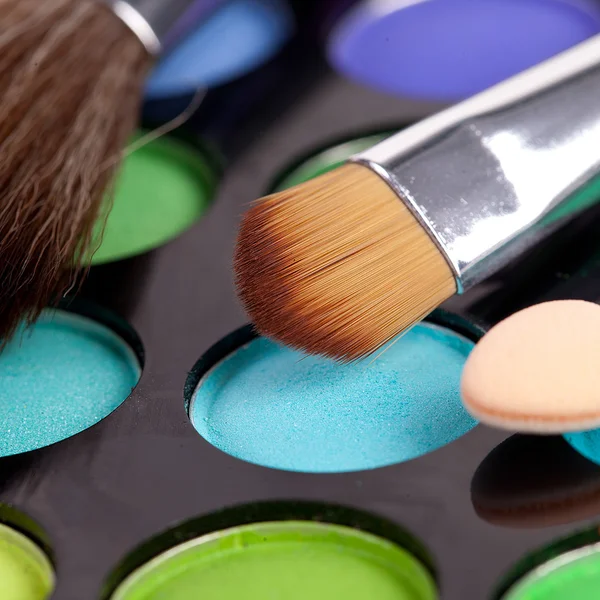 Pinsel puder paleta kosmetikerin tvoří schminken — Stock fotografie