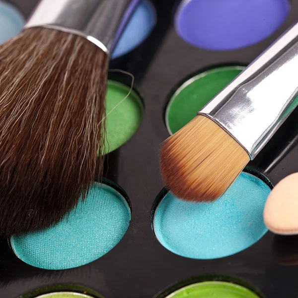 Pinsel puder palet kosmetikerin make up schminken — Stok Foto