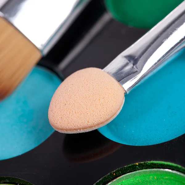 Pinsel puder パレット kosmetikerin schminken を構成します。 — ストック写真
