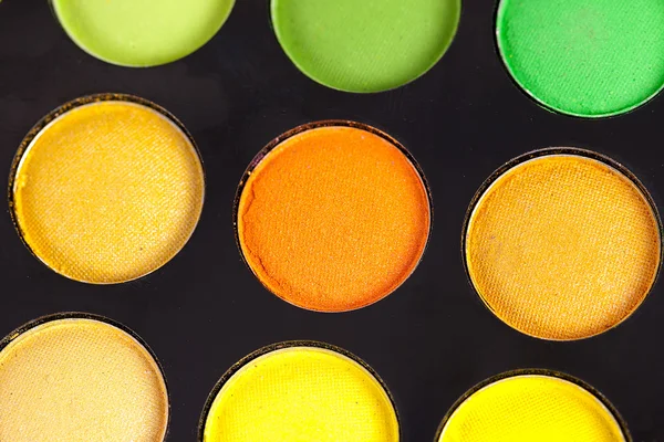 Pinsel puder palety kosmetikerin tworzą schminken — Zdjęcie stockowe
