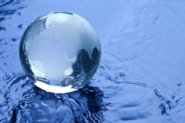 Globus erdball geo karte glas kristal wasser splash ozean clipart