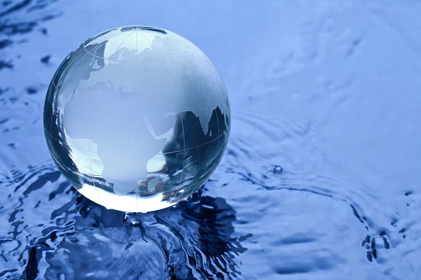 Globus erdball geo karte glas wasser kristal opryskać ozean — Zdjęcie stockowe