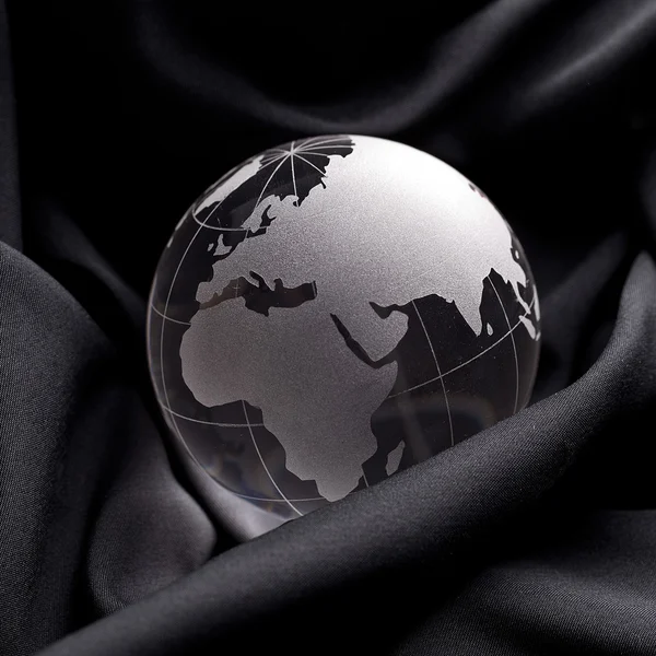 Globus erdball geo karte glas kristal seide tuch stoff — Stock fotografie
