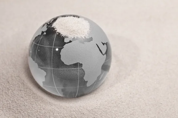 Globus erdball geo karte glas kristal sand sahra wüste — Stockfoto