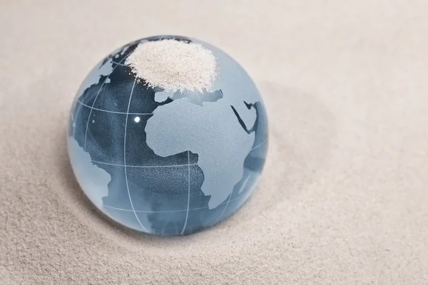 Globus erdball geo karte glas kristal blau sand sahra wüste — Stock fotografie