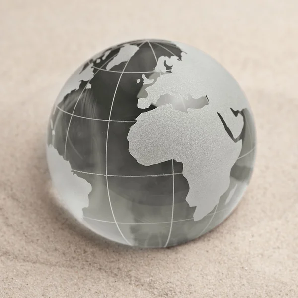 Globus erdball geo karte glas kristal sand sahra wüste — Stok fotoğraf