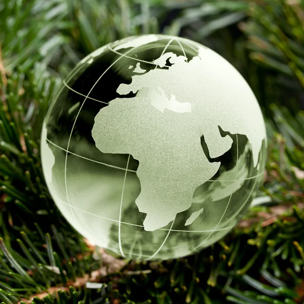Globus erdball geo karte glas kristal weihnachten tanne — Stock Photo, Image