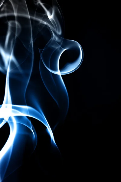 Mehrfarbiger Qualm aus feuchter Zigarette — Stockfoto