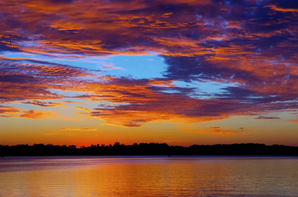 Farbenfroher Sonnenaufgang am Fluss — Stockfoto