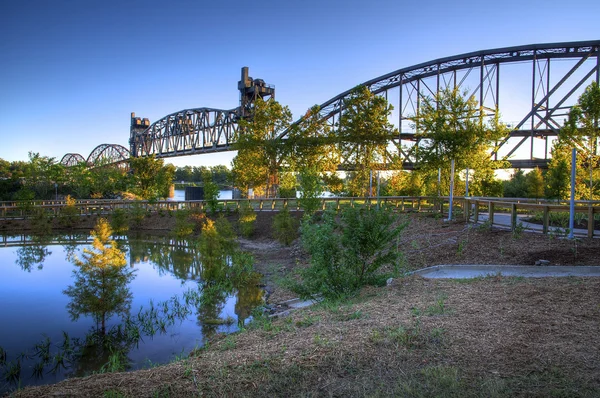 Viejo puente y parque a pie — Foto de Stock