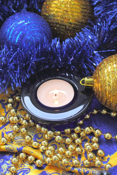 Noel kompozisyon mum ve topları
