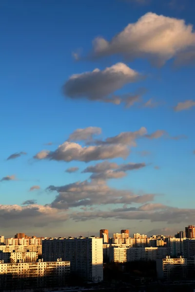 Облака над городом — стоковое фото