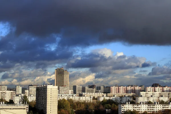 Dunkle Wolken über der Stadt — Stockfoto