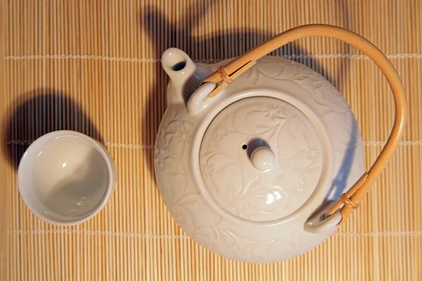 Белый чайник — стоковое фото