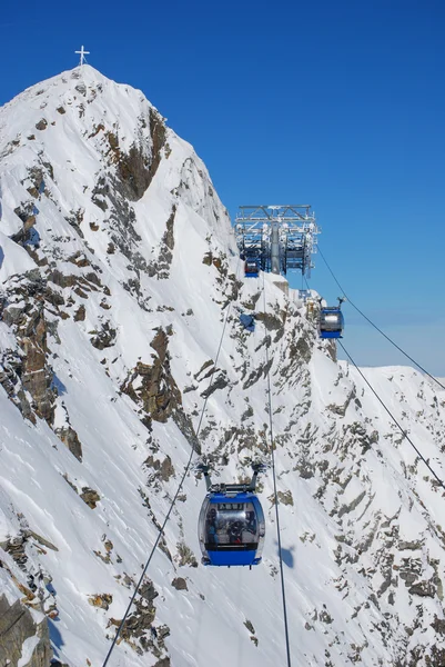 Alp Dağları'nda gondollar kablo