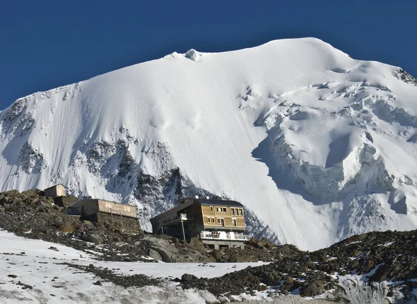 Tete rousse skydd i Alperna mountainas Frankrike — Stockfoto