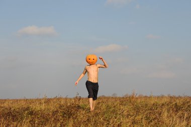 man met halloween pompoen op zijn hoofd