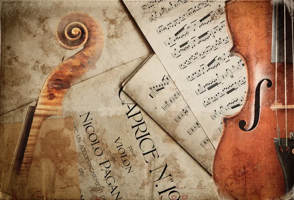 Strumenti musicali con partituras — Foto de Stock