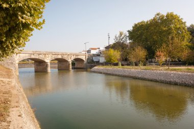 Nehrin üzerindeki eski köprü