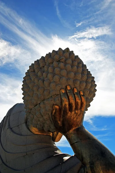 Подсветка статуи Будды — стоковое фото