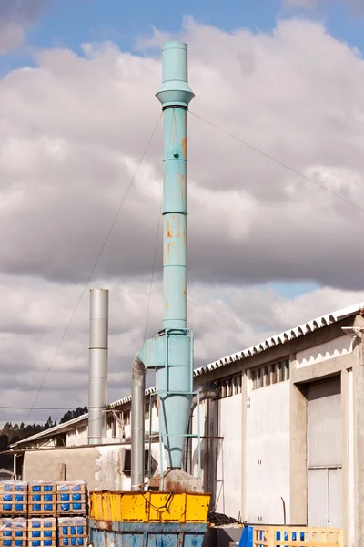 Фабричный дымоход — стоковое фото