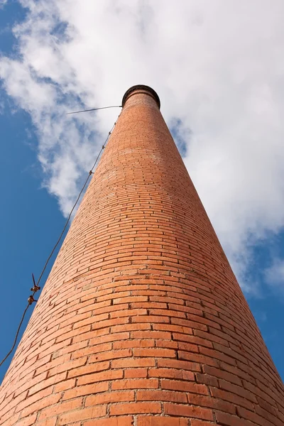 Кирпичный дымоход — стоковое фото