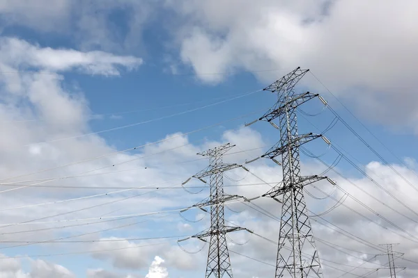 Linha de alimentação elétrica e postes de eletricidade — Fotografia de Stock